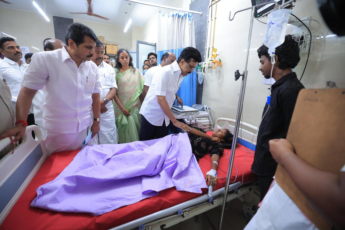 तमिलनाडु मुख्यमंत्री करूर में सरकारी मेडिकल कॉलेज और अस्पताल का दौरा करते हैं और घायल लोगों से मिलते हैं। 